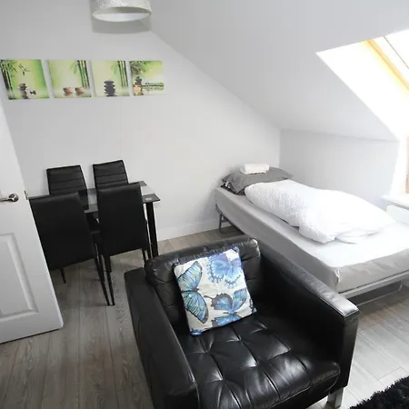 Holden Court Apartments - Apt 6